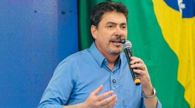 Flávio Bolsonaro faz carreata com Wilder Morais em Goiânia neste domingo