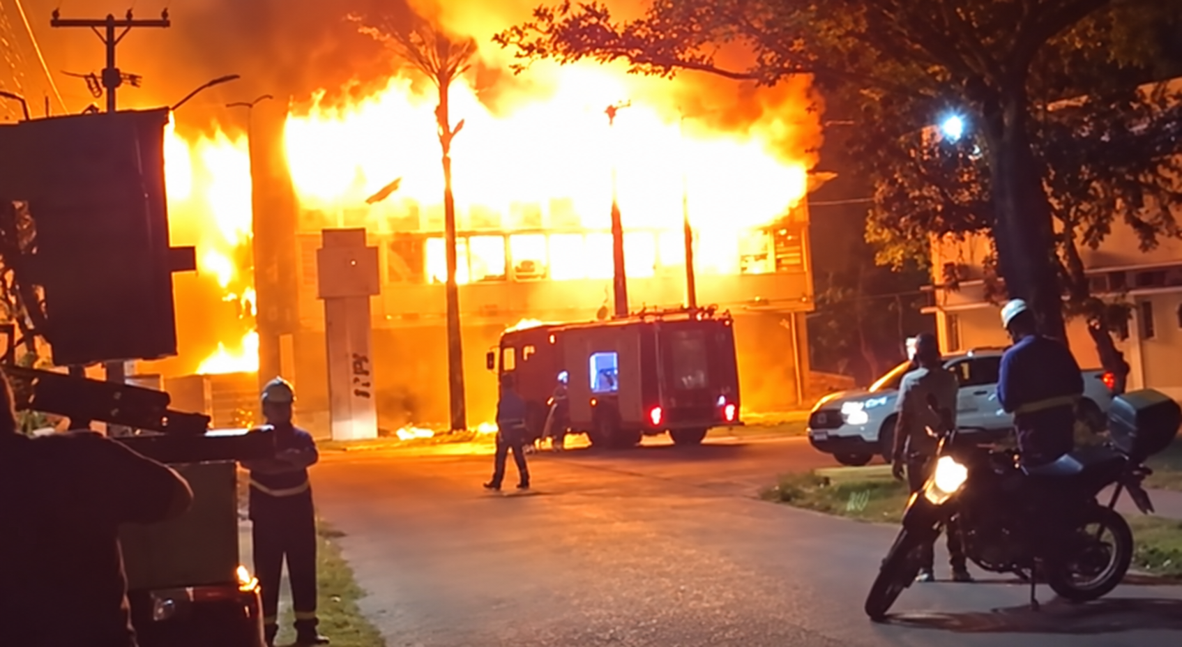 Incêndio atinge prédio da UFPE e mobiliza bombeiros no Recife