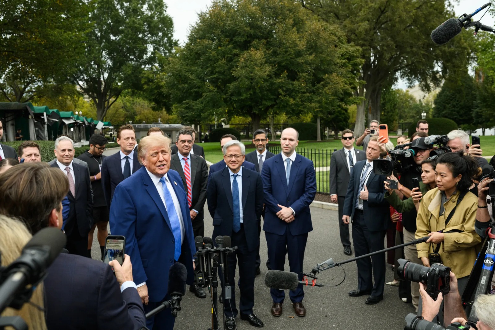 Trump diz que acompanha eleição no Brasil “bem de perto”