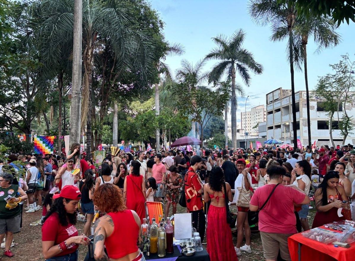 CarnaLula reúne música e celebração da democracia na Praça Universitária