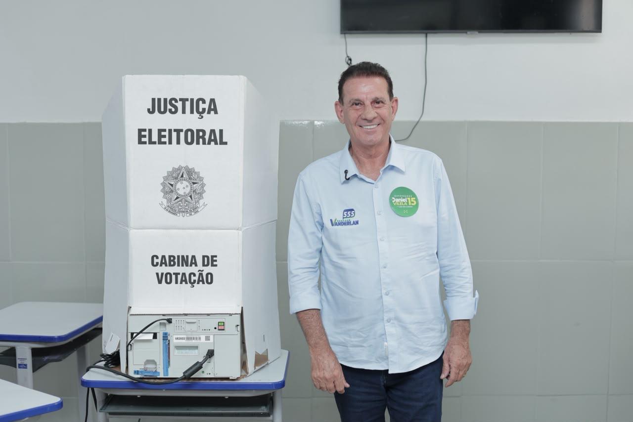 Vanderlan vota em Goiânia e diz estar otimista com reeleição ao Senado