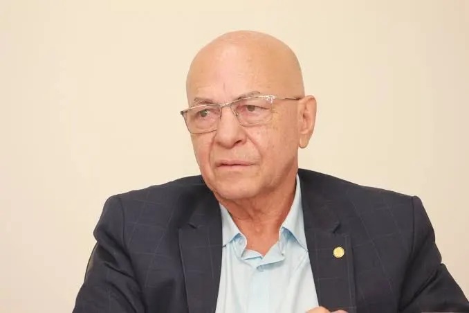 Professor Alcides dá mais uma aula de como perder eleição