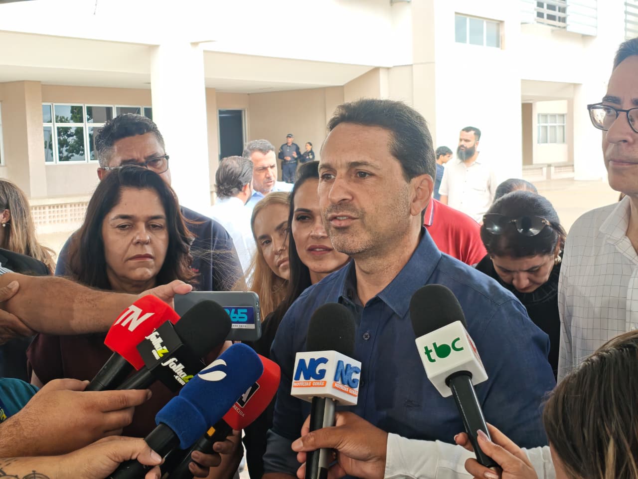 Vilela entrega caminhão para cooperativas de Aparecida