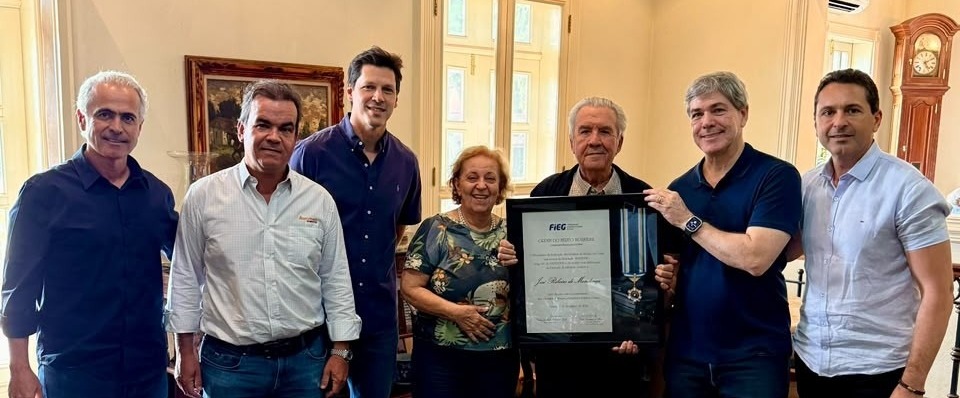 André Rocha entrega Ordem do Mérito Industrial a José Ribeiro de Mendonça