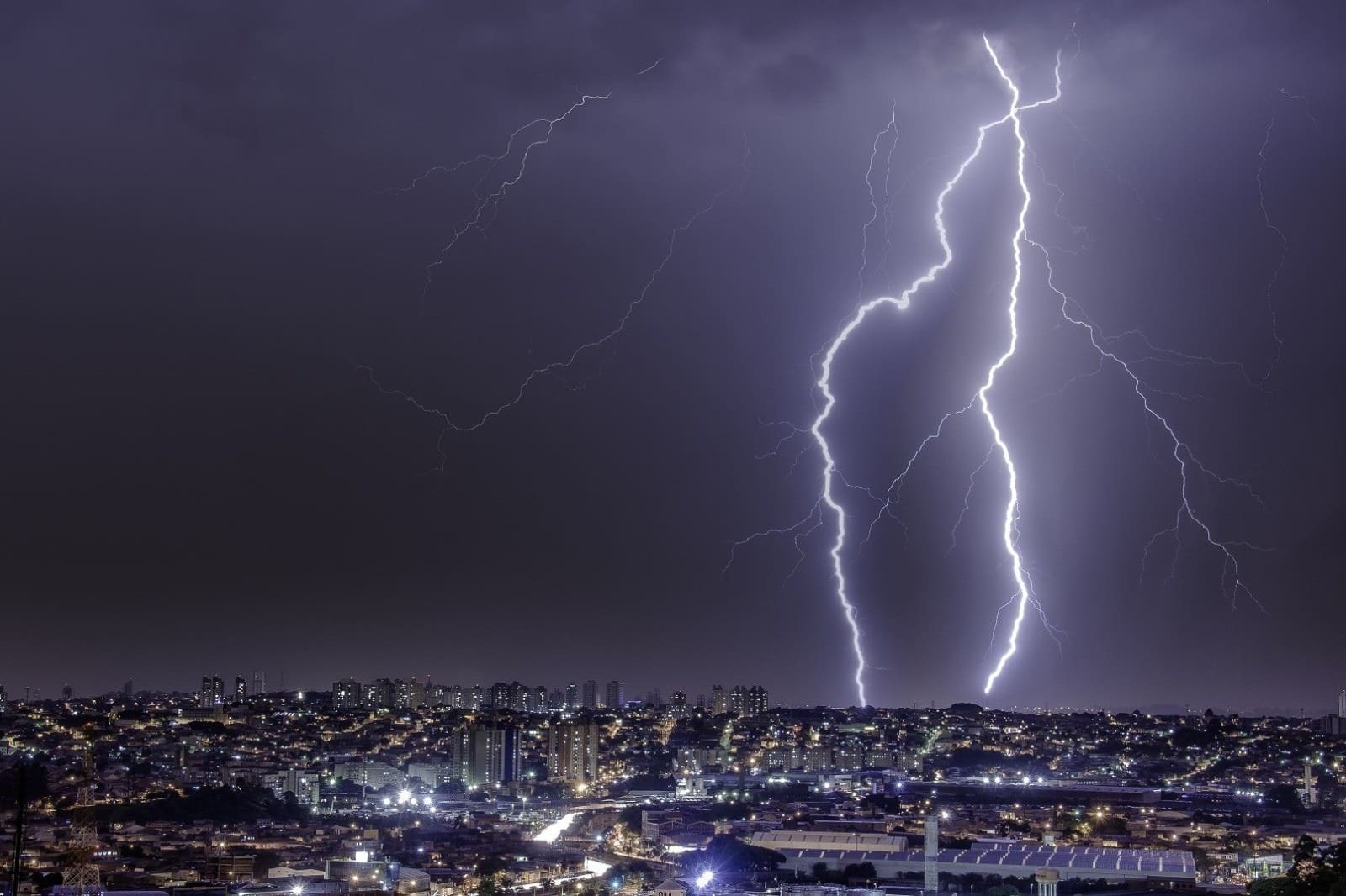 Goiás registra mais de 4 milhões de raios em nove meses e se prepara para novo alerta de tempestades