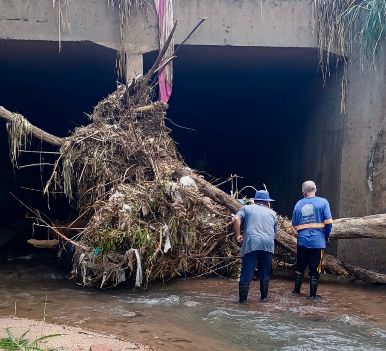 Prefeitura de Goiânia reforça limpeza de bueiros durante período chuvoso