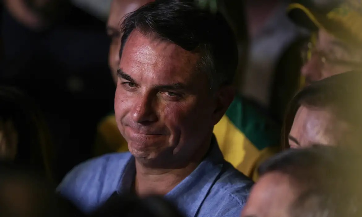 Viagem aos EUA e carta ampliam isolamento de Flávio Bolsonaro entre aliados