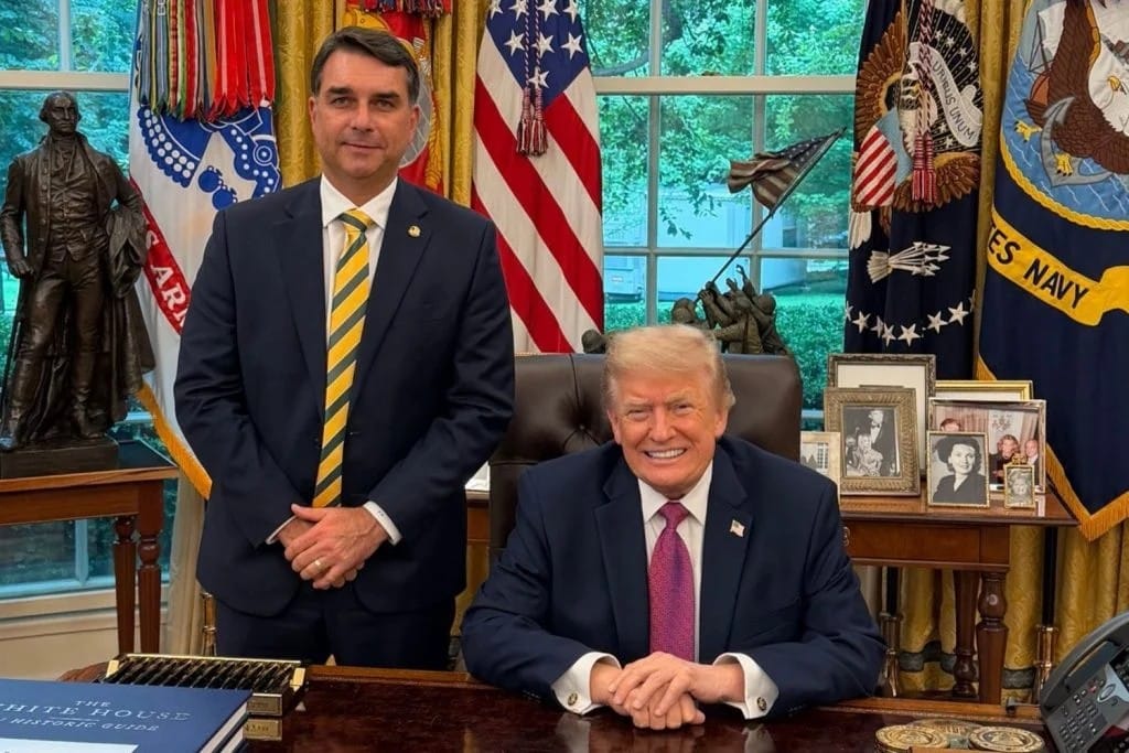 Trump e Casa Branca ajudaram Flávio Bolsonaro a deixar o Brasil, diz jornal americano