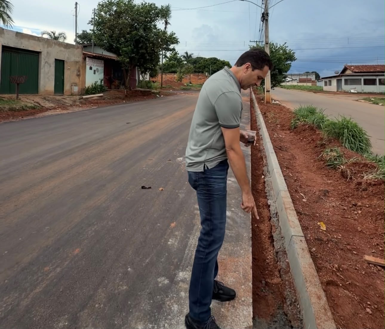 Prefeito Vilela vistoria obras de infraestrutura, meio ambiente e saúde em Aparecida