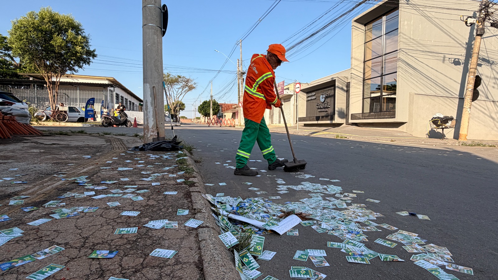 Comurg faz força-tarefa para limpar entorno de 356 locais de votação em Goiânia
