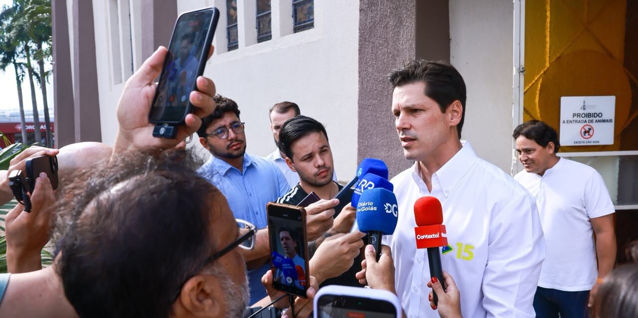 Daniel Vilela inicia dia de eleição com missa e agradece a Deus pela caminhada