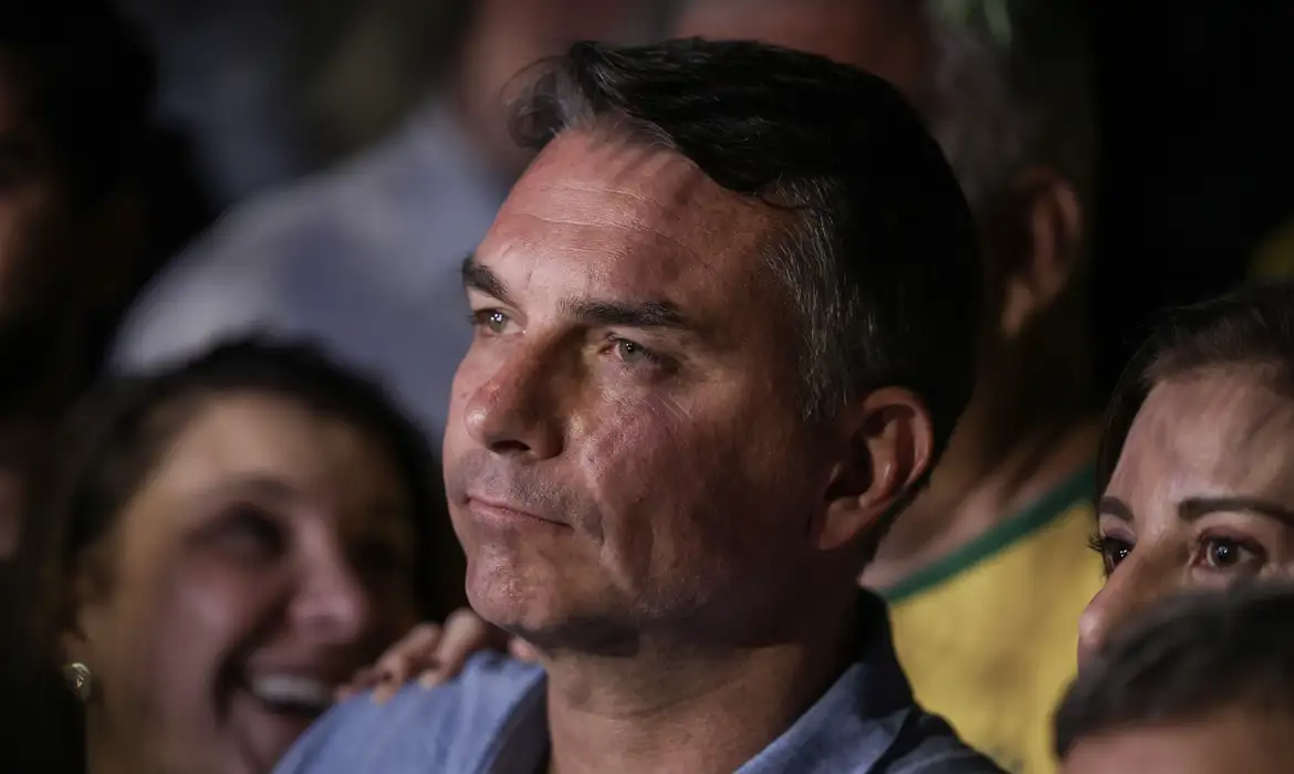 Mudanças nos benefícios sociais à vista se Flávio Bolsonaro vencer eleição