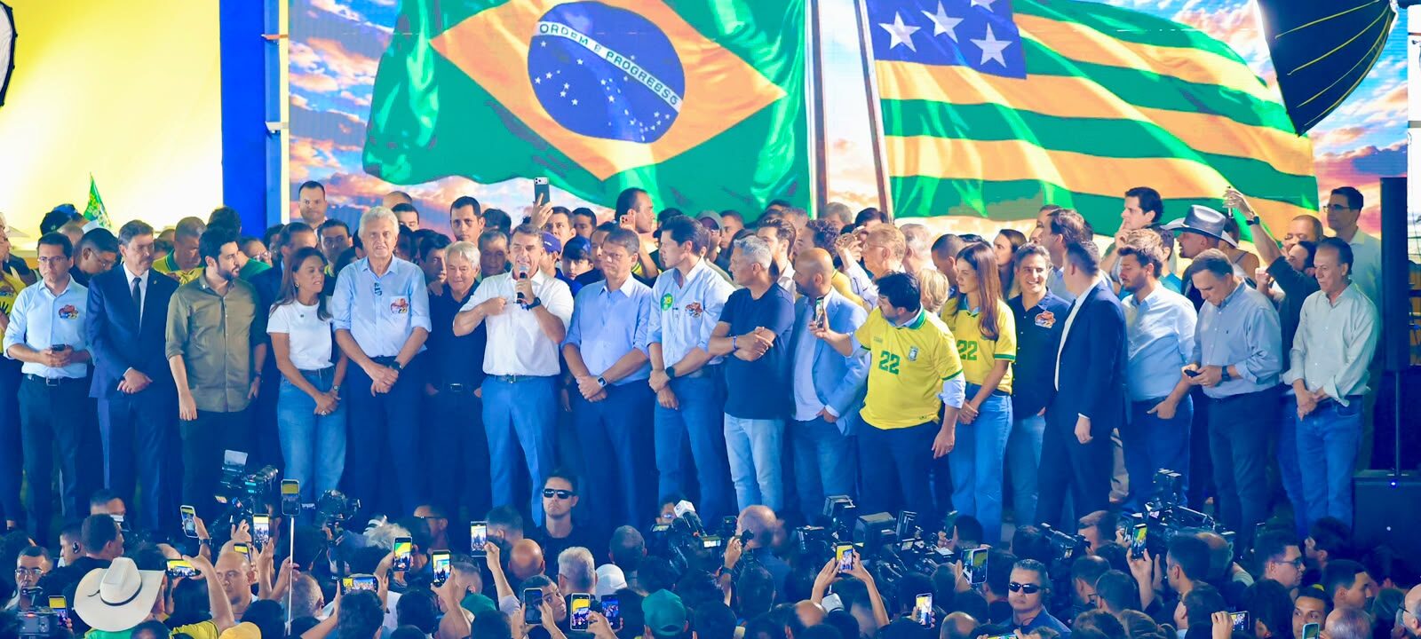 Flávio defende mudanças na Constituição durante ato em Goiânia