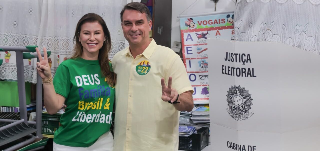 Flávio Bolsonaro pede voto após votar e fala em “resolver” eleição no 1º turno