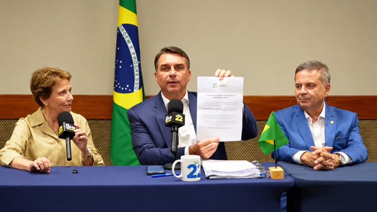 Flávio Bolsonaro propõe pontos no CPF e promete manter Bolsa Família