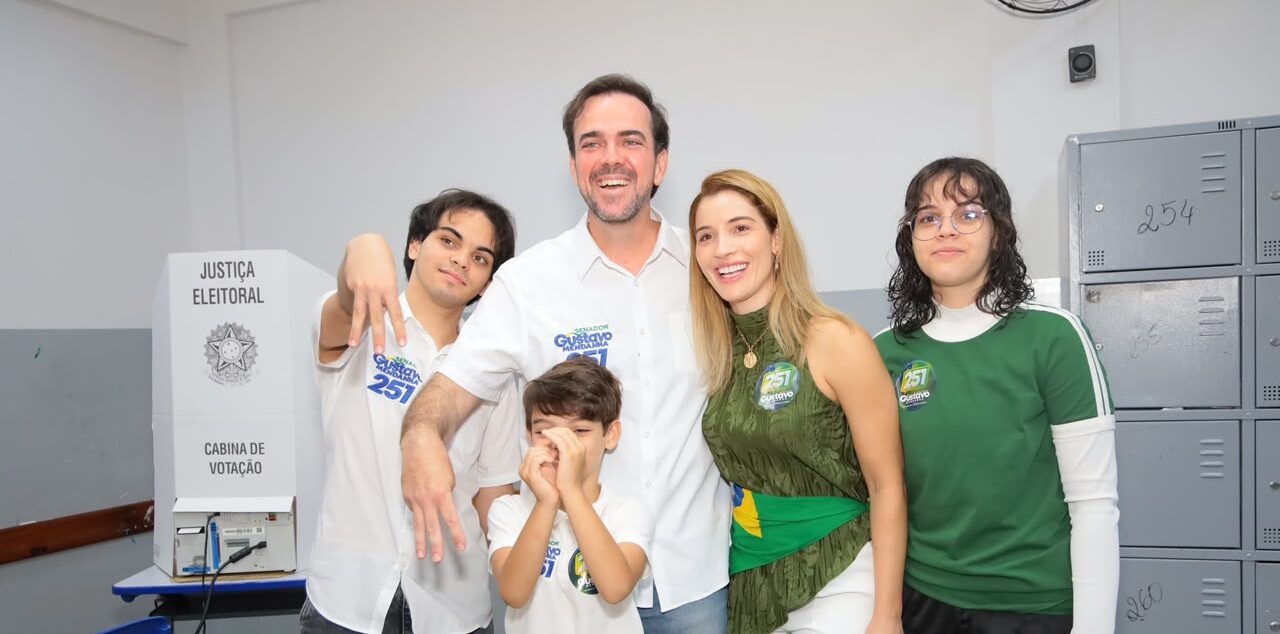 Gustavo Mendanha vota ao lado da família, em Aparecida