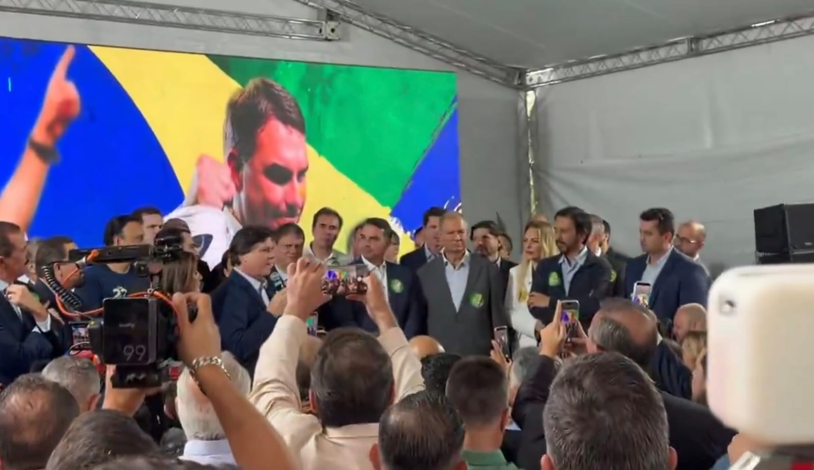 MDB anuncia apoio a Flávio Bolsonaro, mas partido se divide no segundo turno
