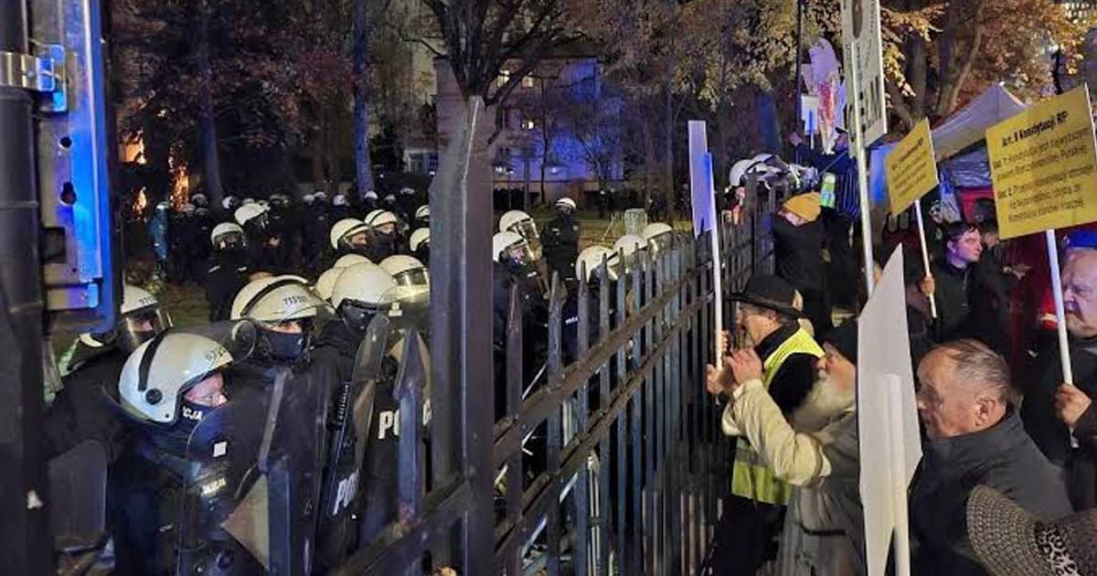 O que está acontecendo na Polônia? Crise política leva polícia ao Tribunal Constitucional e presidente interrompe viagem