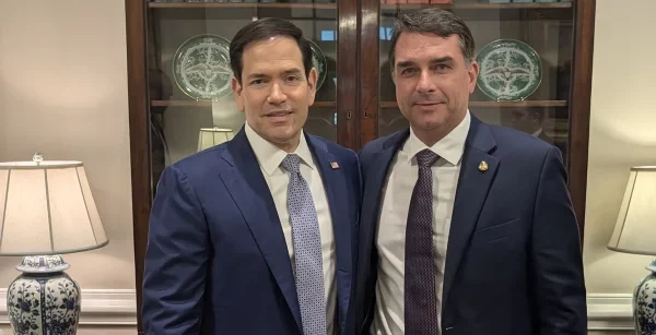 Deputados dos EUA cobram Marco Rubio sobre possível ajuda do governo Trump na fuga de Flávio Bolsonaro